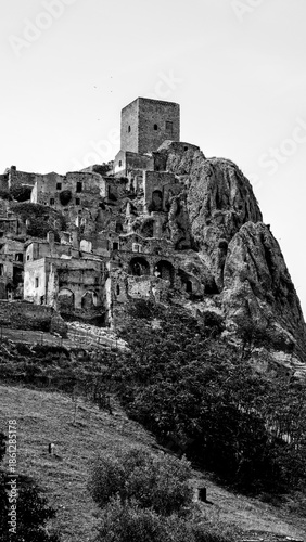 Italia in bianco e nero. Il borgo di Craco il cui centro storico iniziò a subire uno spopolamento dovuto ad una frana che, agli inizi degli anni ottanta, lo ha reso una vera e propria città fantasma. 