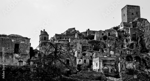 Italia in bianco e nero. Il borgo di Craco il cui centro storico iniziò a subire uno spopolamento dovuto ad una frana che, agli inizi degli anni ottanta, lo ha reso una vera e propria città fantasma. 
