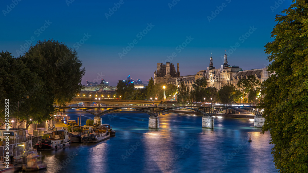 Obraz premium View to Pont des Arts in Paris after sunset day to night timelapse, France