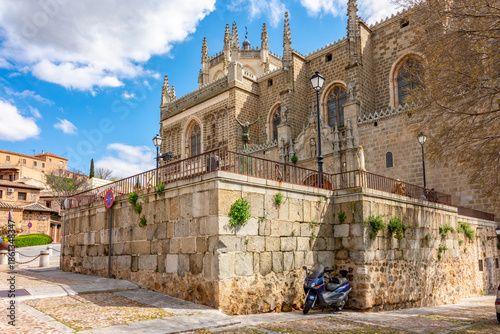 Foto Monastery of Saint John of the Monarchs (Monasterio de San Juan de los Reyes) an
