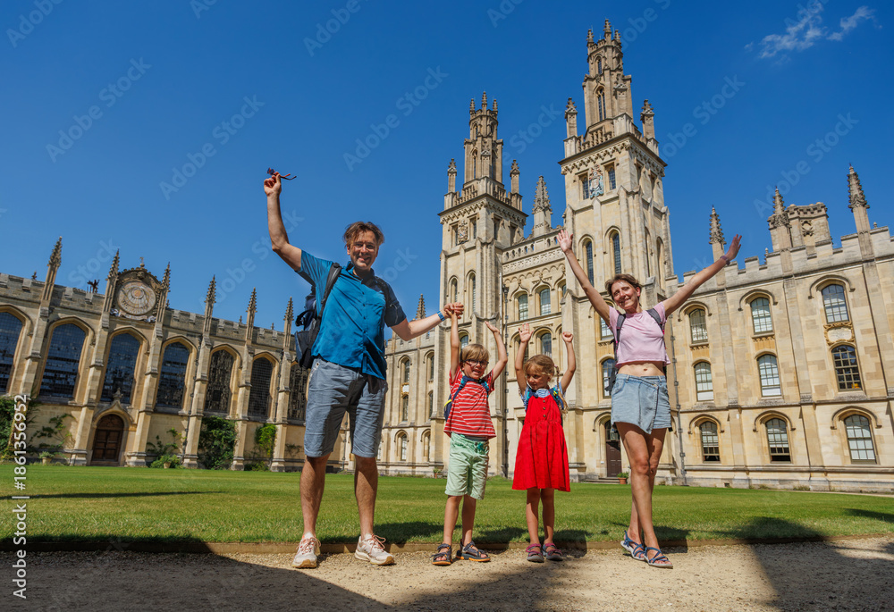 Obraz premium Family enjoying sunny day at historic college building in Oxford