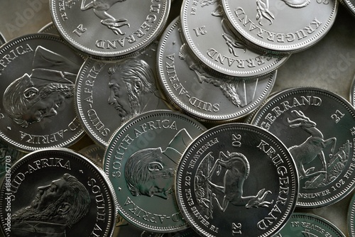 Foto High resolution close up color image of Silver bullion coins – South African Kru