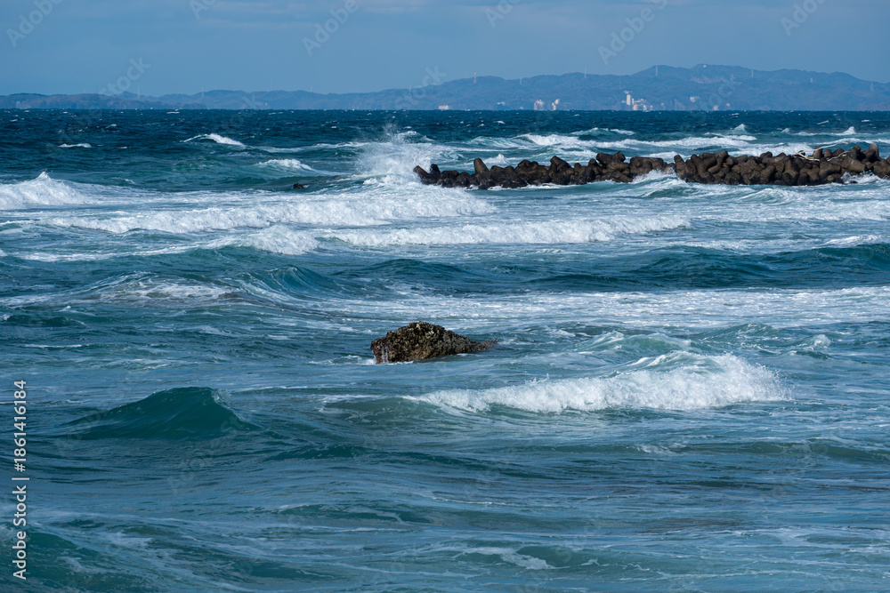 Fototapeta premium 青い海と波の風景