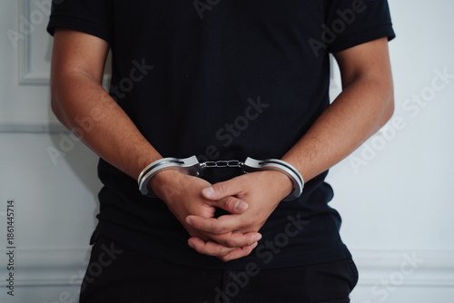 Tableau sur toile young man captured in handcuffs