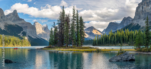 Fotografie Canoe at Spirit Island on Maligne Lake in the Jasper National Park