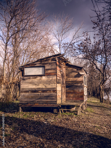 Cabaña en la naturaleza para pescar o refugiarse
