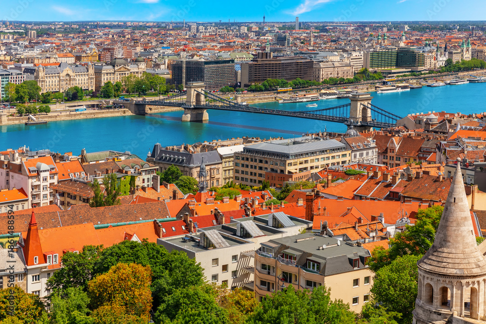 Obraz premium Skyline panorama of Budapest with Chain Bridge over the Danube River, Hungary