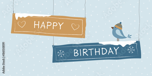 Happy Birthday - Schriftzug in englischer Sprache - Alles Gute zum Geburtstag. Winterliche Grußkarte mit beschrifteten Schildern und einem Vogel mit Pudelmütze vor einem Schneehintergrund.