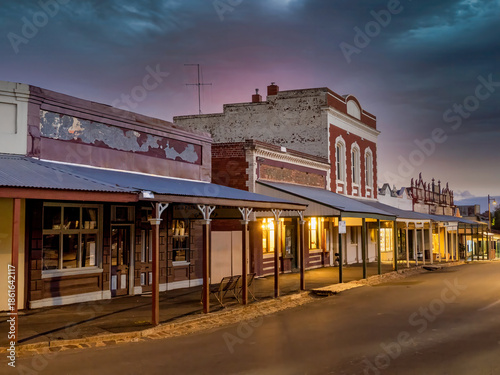 Fotografi National Trust classified town of Maldon, Victoria, Australia - Main Street stre