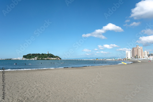 片瀬海岸 波待ちするサーファーと江の島