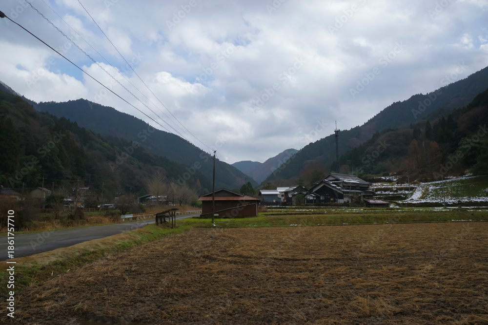 Fototapeta premium 高齢化と人口減少が進む地方の限界集落
