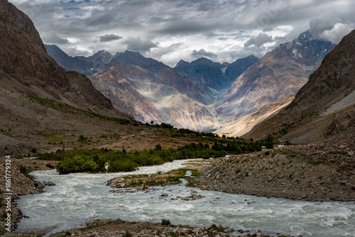 Foto Glacial River Flowing Through a Remote Mountain Valley in Gilgit Baltistan, Paki