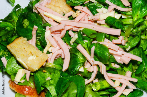 Wurstsalat mit Feldsalat
