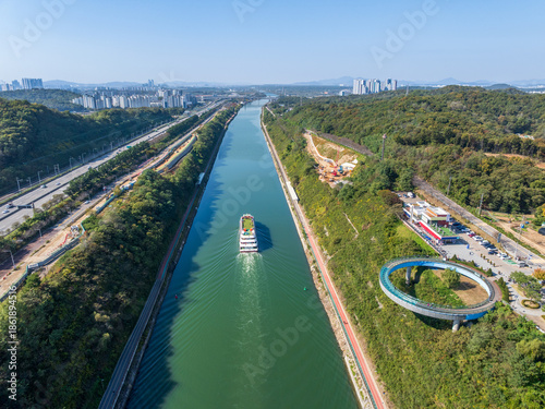 인천시 경인아라뱃길 유람선과 아라마루 전망대