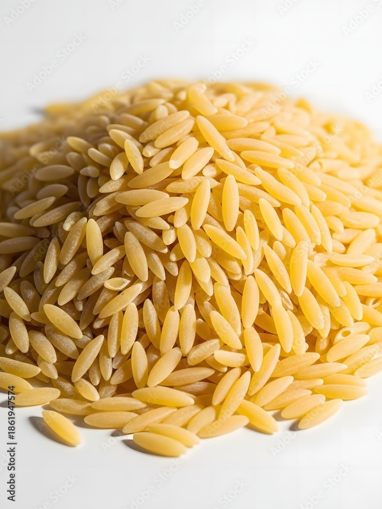 Obraz premium Grain-like Orzo pasta 