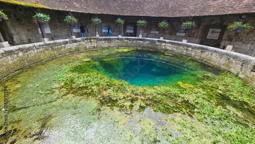 Foto Belle vue panoramique sur la Fosse Dionne de Tonnerre (Yonne, Bourgogne)