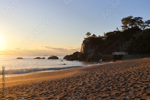 砂浜を照らす朝日　冬　（高知県　桂浜）
