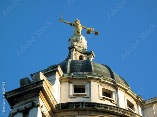 Fotografi Lady of Justice of the Central Criminal Court fondly known as the Old Bailey in