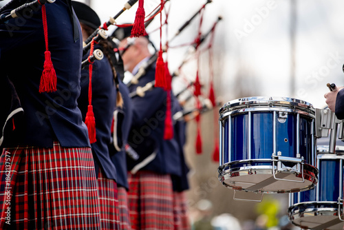Foto Fife and drum performance group in traditional clothing perform Irish music at St