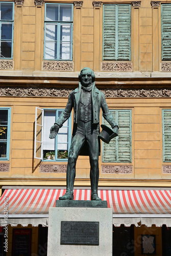Memorial for the Austrian playwrite Johann Nestroy (1801-1862) in Vienna (2nd District), Austria // Statue des österreichischen Dramatikers Johann Nestroy (1801-1862) im 2. Wiener Stadtbezirk