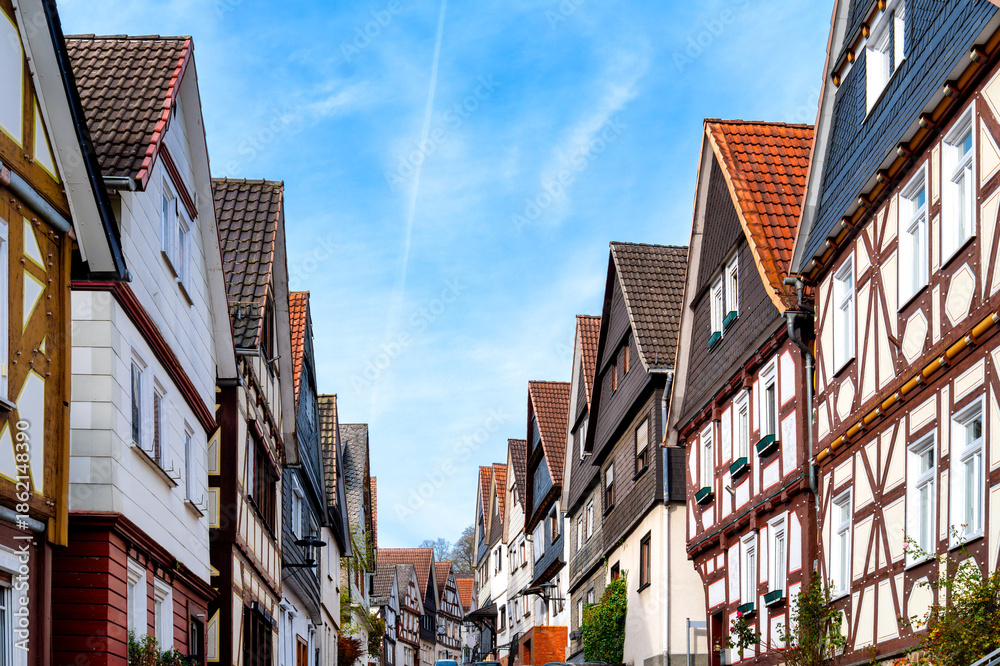 Obraz premium Biedenkopf, Hessen, Kreis Marburg-Biedenkopf — old town view with half timber houses on a sunny day in Winter
