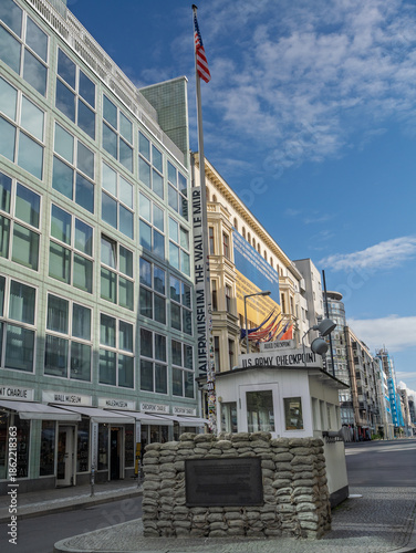 Foto American Flag Flying Over Checkpoint Charlie Historic Guardhouse And Museum Buil
