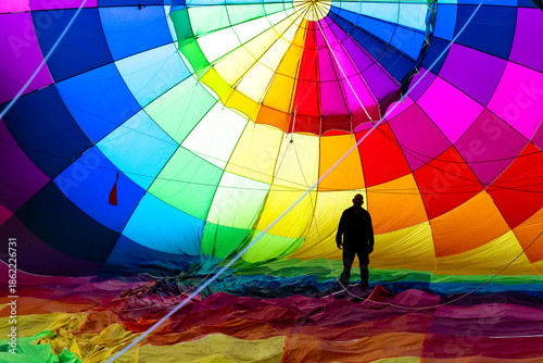 Mongolfiere colorate si alzano in volo all'alba