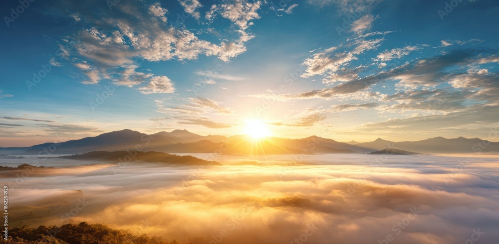 Fototapeta premium 朝日の昇る山の風景と雲の広がり