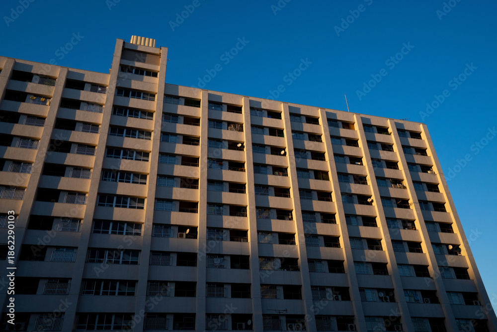 Fototapeta premium 昭和に建てられた鉄筋の高層住宅、高度経済成長に建てられたアパートメント