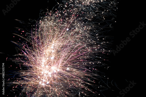 Skyward firework display, Multilevel fireworks with synchronized bursts