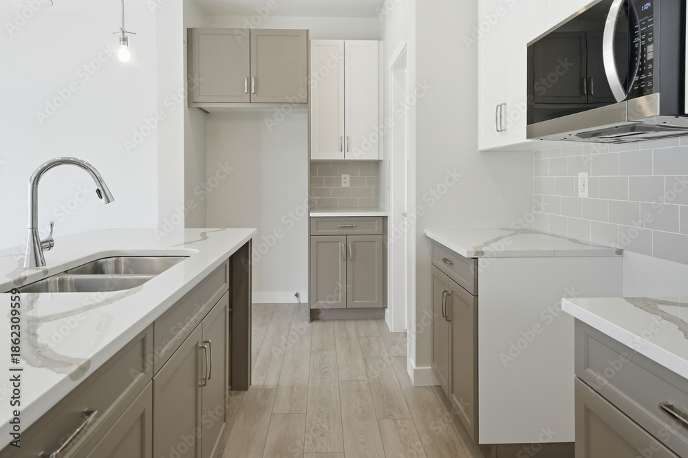 Fototapeta premium Kitchen with white cabinets and a white countertop