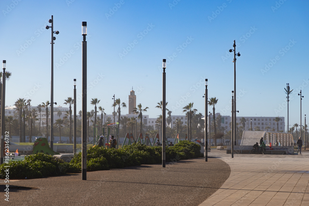 Obraz premium scenic view of the Hassan II Mosque, located on the coast of the Atlantic Ocean in Casablanca, Morocco
