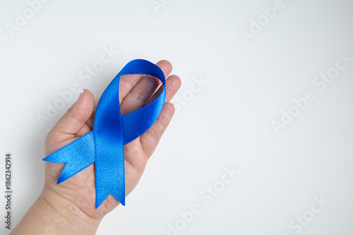 Εκτύπωση καμβά Hand holding a blue ribbon
