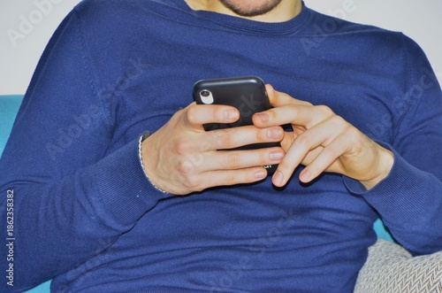 Mains tenant un smartphone
