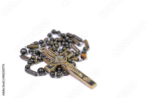 Rosenkranz vor weißem Hintergrund
