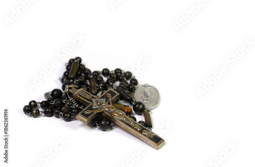 Rosenkranz vor weißem Hintergrund