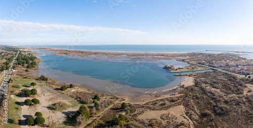 Panorama de l'étang de Mateille à Gruissan dans le département de l'Aude en région Occitanie.
