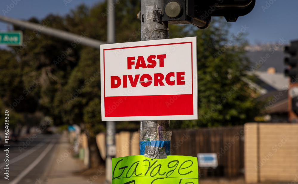 Fototapeta premium A sign stating Fast Divorce on a light pole in a suburban neighborhood