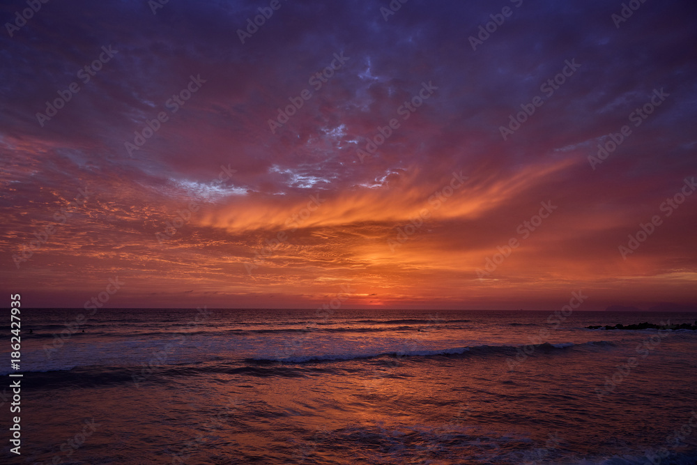 Obraz premium The Perfect Lima Sunset Nothing compares to the raw beauty of the Costa Verde at dusk. Watching the sun dip below the horizon from the edge of Miraflores