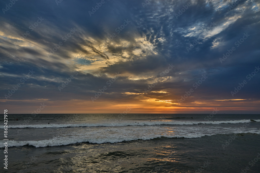 Fototapeta premium The Perfect Lima Sunset Nothing compares to the raw beauty of the Costa Verde at dusk. Watching the sun dip below the horizon from the edge of Miraflores