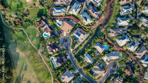 Foto Bird's eye aerial view of vacation homes and condos with lush greenery landscapi