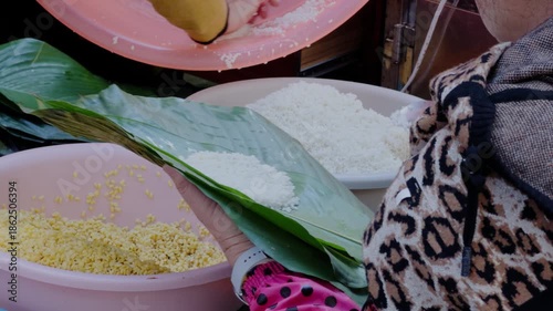 An aunt is wrapping zongzi, a traditional food for the Chinese Dragon Boat Festival.