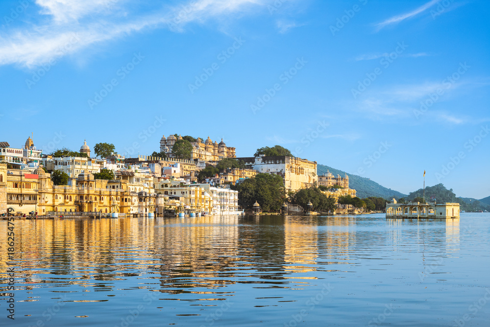 Obraz premium scenery of Pichola lake bank in city palace, udaipur, rajasthan, india