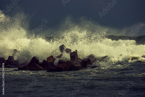 фотографія The waves hit the wave-breaking blocks to form stunning and beautiful waves Amaz