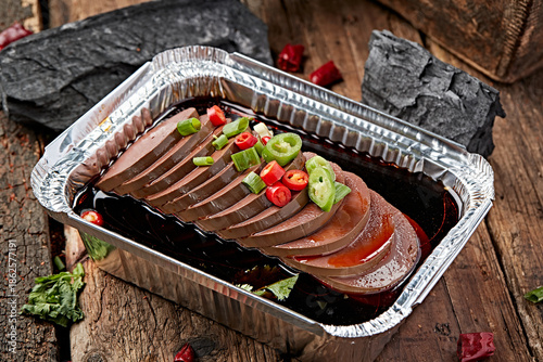 Foto Charcoal-grilled pork blood sausage in foil with soy sauce