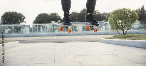 Konstfotografi Skateboarder skateboarding  in the city