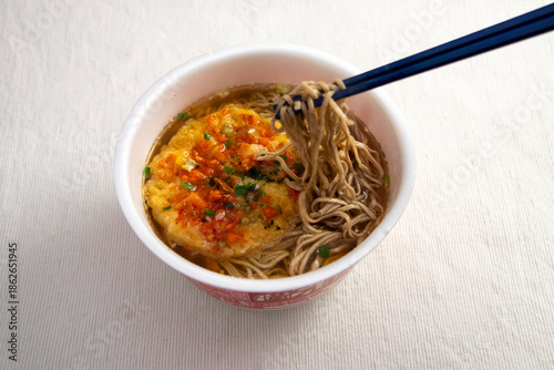 天ぷらを乗せたカップ麺の蕎麦