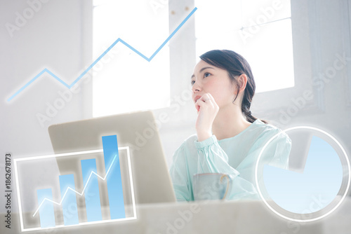 Tableau sur toile NISAやiDeCoで積み立てお金の円安での投資を考える、家計管理と資産運用を示す投資グラフとパソコンをする女性