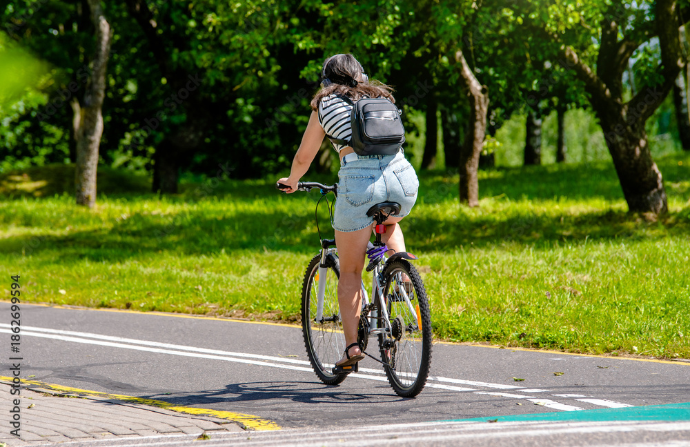 Naklejka premium Cyclist ride on the bike path in the city Park 
