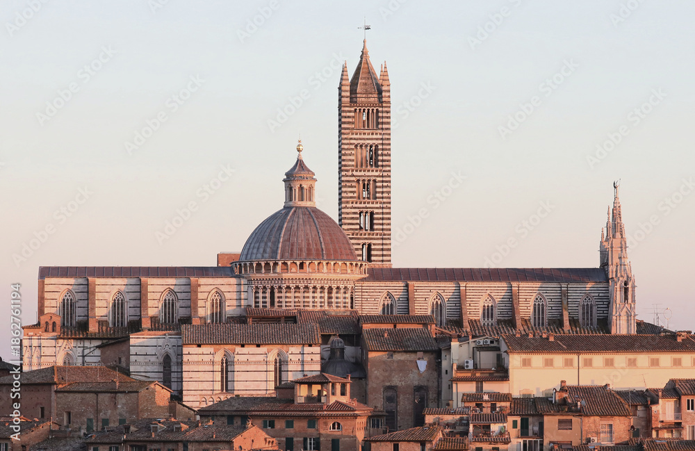 Obraz premium view sunset siena cathedral with tall bell tower evening